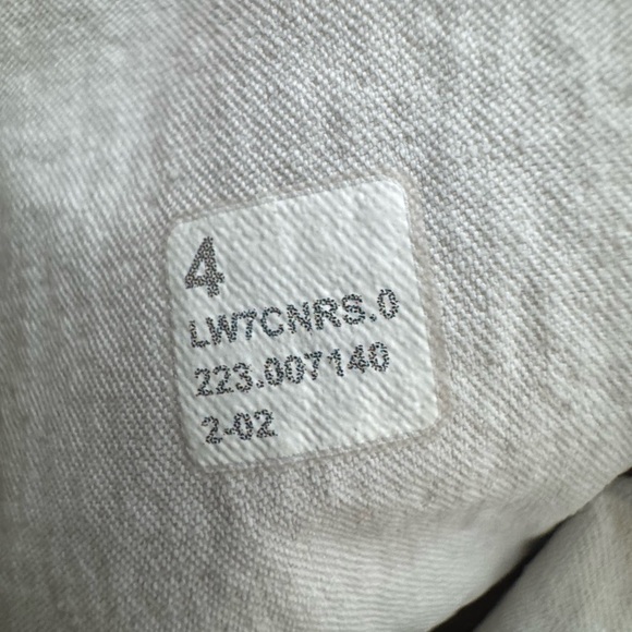 Lululemon Relaxed-Fit Super-High-Rise Cargo Short 4"  in Bone Size 4 - Picture 11 of 16